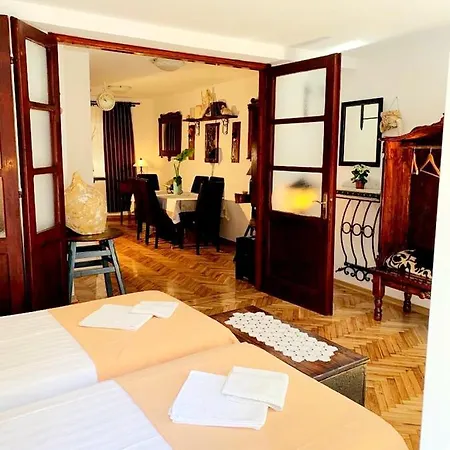 Urbana, Old Town Villa *