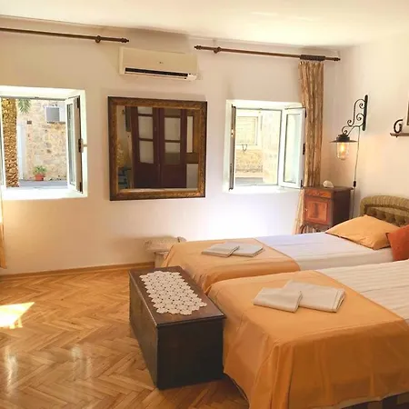 Urbana, Old Town Villa *