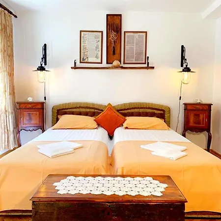 Urbana, Old Town Villa *